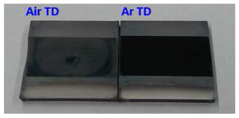 Air 와 Ar 분위기 하에서 열 분해된 샘플에 대한 비교 사진