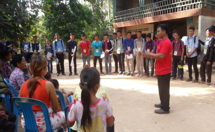 뱅촘 (Beong Chom) 마을 주민들에게 Focus Group Discussion 등 오늘 활동들의 목적과 취지에 대해 설명하고 있는 강사