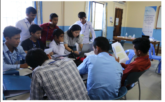 발표에 앞서 최종 점검을 하고 있는 캄보디아 에너지 팀