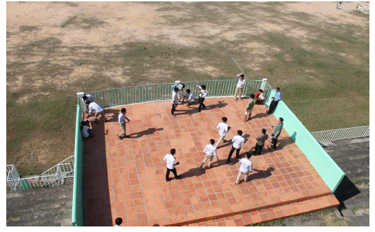 교외 학습 장소에서 태양광 패널을 실 험중인 교육생들