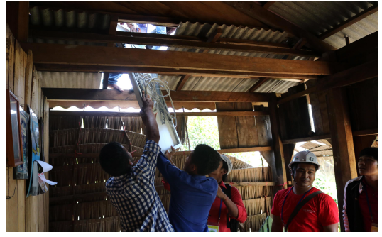 조립된 태양광을 지붕 위로 올려주고 있는 학생들의 모습