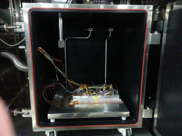 열진공챔버와 내부에 설치된 실험용 EM-01