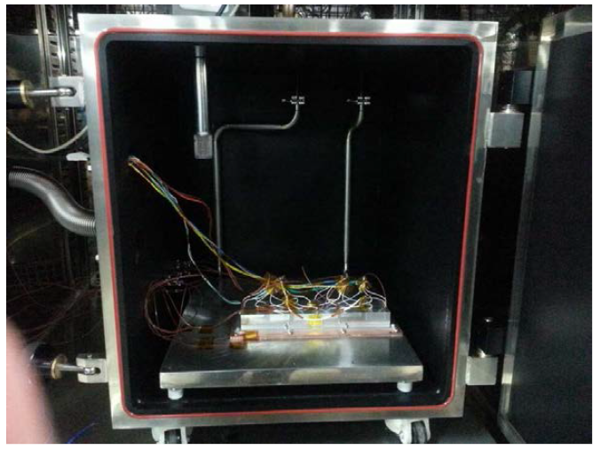 열진공챔버와 내부에 설치된 실험용 EM-01