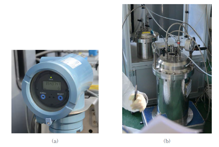미세유량 계측장치((a) 정밀 유량계, (b) 추진제 저장탱크 및 정밀 저울)