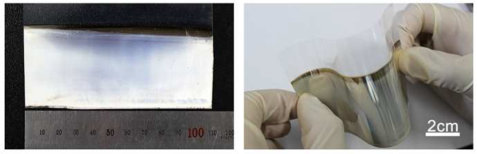 대면적 PET 기판에 적층된 유연성 및 전도성 박막