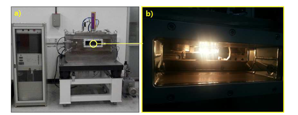 (a) 서울대학교에서 자체개발한 고온 계장화 압입시험 장치, (b) 할로겐 램프 를 이용하여 고온으로 가열하는 모습
