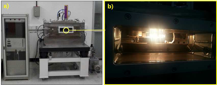 (a) 서울대학교에서 자체개발한 고온 계장화 압입시험 장치 (b) 할로겐 램프를 이용하여 고온으로 가열하는 모습