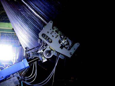 일직선 스캔과 전기적인 스캔으로 두 개의 1차원 배열 탐촉자를 지닌 고정된 탐촉자 헤드를 사용한 제작 중인 압력용기의 위상배열 검사를 위한 용기 회전의 예