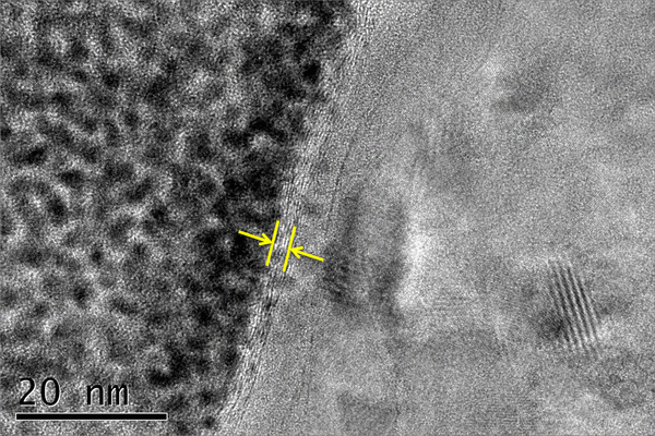 실리콘 나노선과 알루미늄 전극 사이의 그라핀 TEM 사진