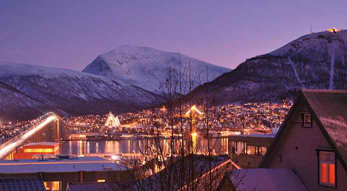 극야현상 위도가 높은 지역에서 겨울 동안 낮에 어두워지는 현상 극야 기간의 노르웨이 트롬쇠 지역 오후 2시경 from Wikipedia