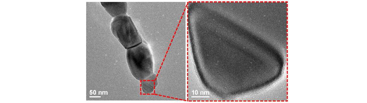 Rutile상의 다결정 구조의 TiO2 nanofiber 나노섬유를 보여주는 전자 투과현미경 이미지.