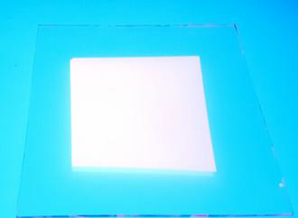 Blue LED 면광원 위에서 제작된 QDEF의 white emission 확인