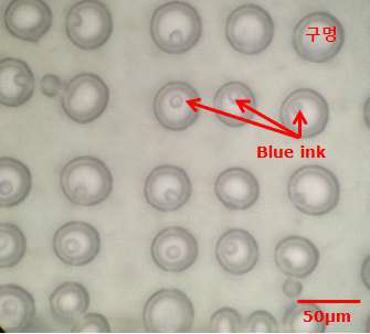 blue ink가 장전된 생분해성 고분자의 x-ray synchrotron 패터닝 후 관측되는 기포 사진