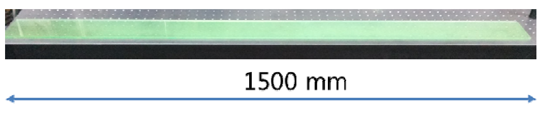 유기 박막이 증착된 1500 mm x 100 mm 유리 기판