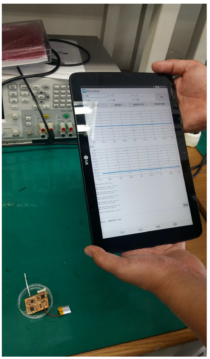 Tablet PC와 BLE로 연결되어 데이터를 표시하고 있는 모습
