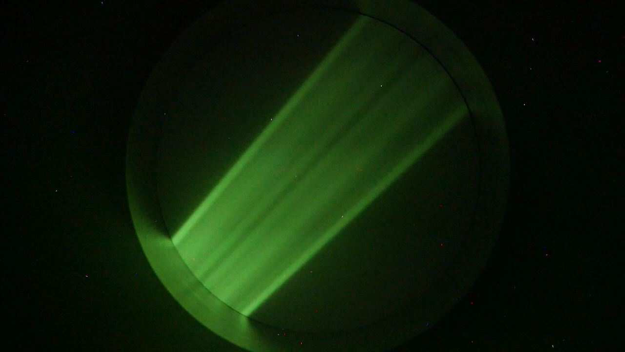 방사선 조사시 인광판에서 발생된 초록색 인광