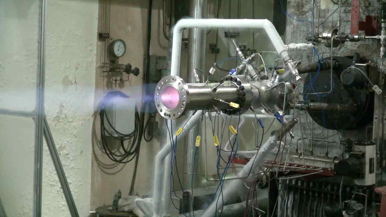 액체산소/케로신 산화제 과잉 예연소기 설계점 연소시험 장면