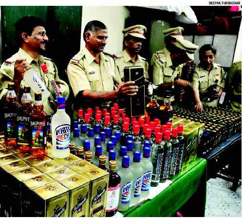 인도에서 가짜 양주를 적발한 경찰