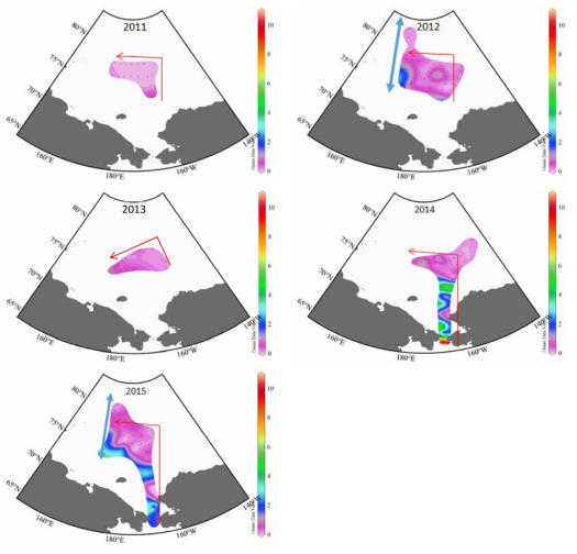 2011년부터 2015년까지 연구지역에서 늦은 하계기간 동안 엽록소 a의 공간분포도(depth-averaged, ug L-1). 수직 단면을 위한 동쪽 지역(붉은색) 및 서쪽 지역(파란색)을 화살표로 나타냄