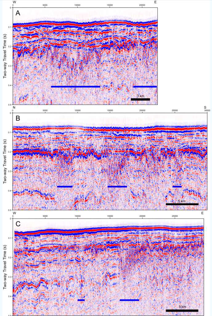 음향기반암 함몰대 (푸른색 라인)를 보여주는 탄성파 단면도. 측선의 위치는 그림 5-2-28 참조.
