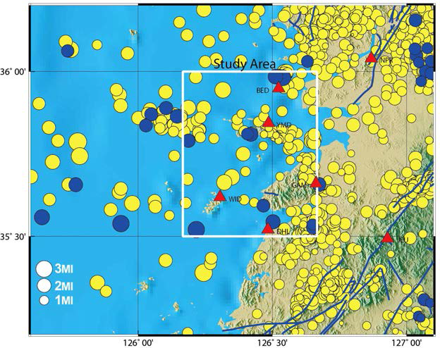 연구지역 지진발생분포와 임시 (BED, DHL, GAM, WID, YMD) 및 상시 (NPR, JEU) 지진관측소 분포도.
