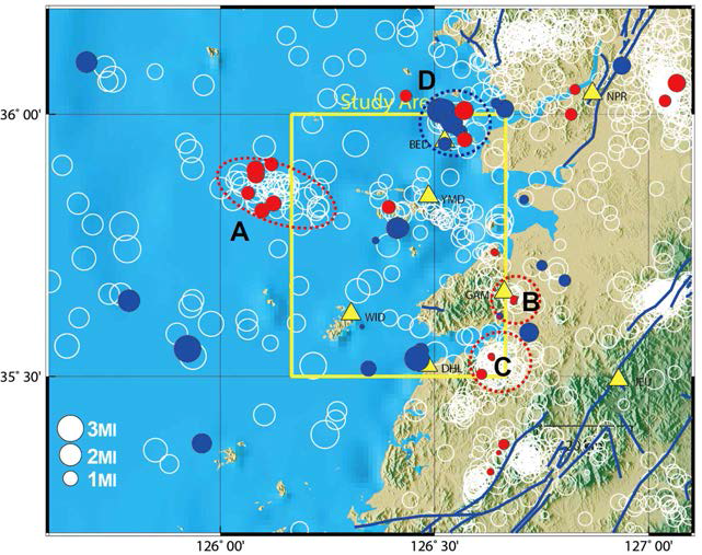 연구기간 동안 발생한 미세지진 분포와(적색, 청색 원) 과거 지진발생분포도 (백색 원).