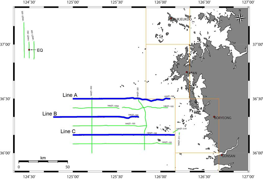 연구지역의 2차원 탄성파탐사 측선도. 녹색선은 탐사측선, 파란색 선은 해석된 탄성파 단면도의 위치, 빨간색 점은 지진발생 지역.