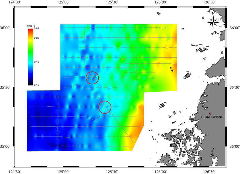 1차년도와 2차년도 조사지역의 해저면 시간구조도, 회색선은 탐사측선, 붉은 원은 해저특이지형이 나타나는 위치.