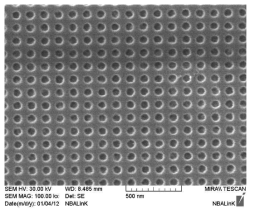 실리콘 기판위에 SiO2 산화막을 형성한 후 기판에 일정한 패턴을 가진 구멍을 생성시킨 주사전자현미경사진