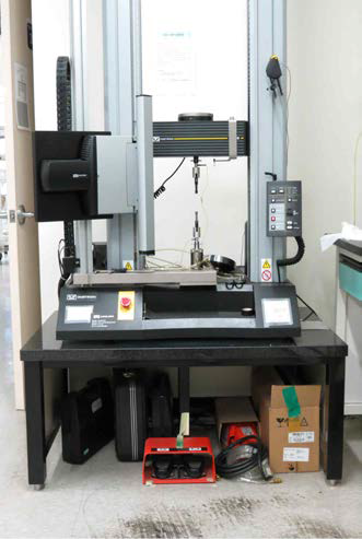 제조된 막의 기계적 물성측정을 위한 인장강도 측정 장치 (UTM)