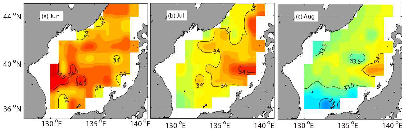 Aquarius 위성에 의한 동해의 (a) 6월, (b) 7월, (c) 8월의 4년 평균 염분 분포도.