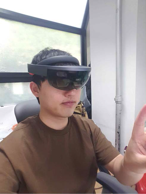 Microsoft Hololens를 착용한 모습