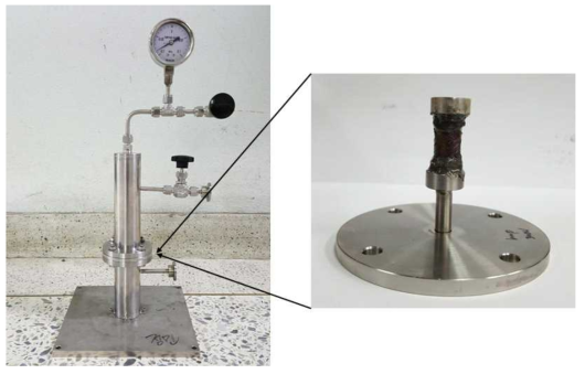 Helium gas leak test device and specimen connecting jig.