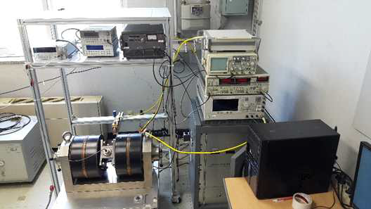 광대역 강자성 공명 신호 측정을 위한 계측기 실제 모습.