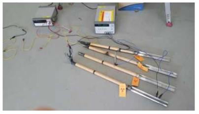 Measurement of voltage drop between center-rod and Pt anode during applying current