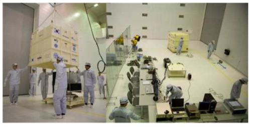 (좌) 러시아 Yasny 발사장의 실험실에서 과학기술위성 3호의 운 송 박스를 여는 모습. (우) 과학기술위성 3호의 발사 전 시험을 위해 러시아 Yasny 발사장 실험실에서 필요한 장치를 설치하는 모습.