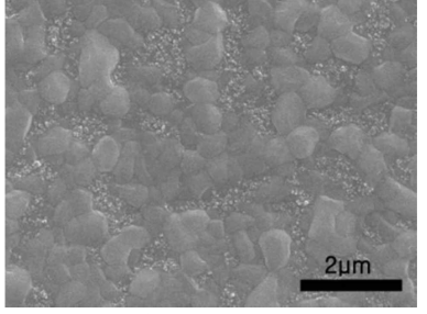 SnF2를 첨가하지 않고 170 ℃에서 가열하여 제작된 FASnI3 막의 SEM 표면 이미지.