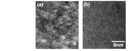 Ar ion 가속 전압을 3.5 keV 로 고정하여 ion milling한 Si 시편에 대한 high resolution TEM image; (a) 액체질소 냉각하지 않고 ion milling 한 경우, (b) 액체질소 냉각하여 ion milling 한 경우.