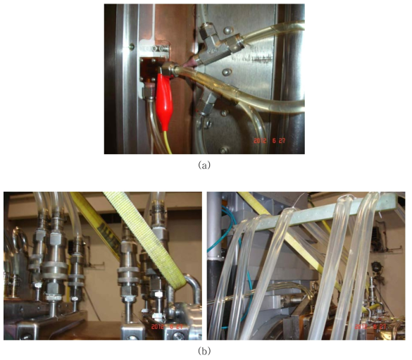 이온원 냉각관로 연결: (a) 정전탐침 (b) 가속부