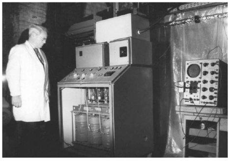 1980년대 Krupp사에 설치된 초창기 PEF 장치 모습과 발명가인 Doevenspeck