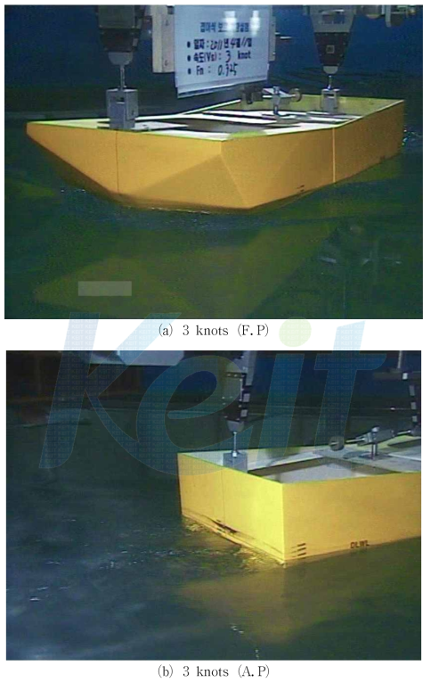 Photographs of Running Model : 3 knots(Fn 0.325)