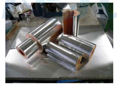 알루미늄 테이프로 표면처리된 파이프용 페놀폼 단열재 시편