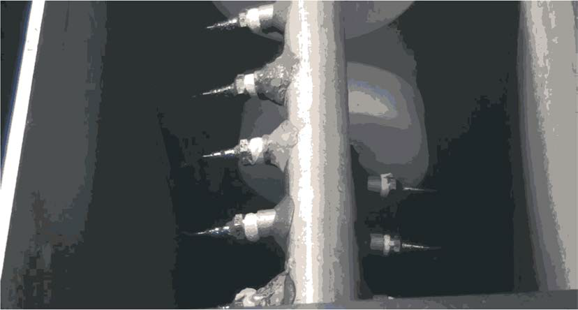 25 kV로 분사할 때 집진기 유입부 노즐의 물분사 모습