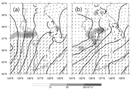 Geopotential height (solid line, m) and wind vector at 925 hPa from CTRL simulation for (a) 0600 LST and (b) 1200 LST 29 June 2011. Shaded area indicates the difference of divergence at 925 hPa between FLAT and CTRL simulations (10-5 s-1).