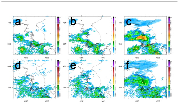 검증 시점인 2012년 8월 12일 00 UTC에서의 (a) LETKF의 1시간 누적 강수의 12시간 예보, (b) LETKF_IAU의 1시간 누적 강수의 12시간 예보, (c) LETKF_IAURP의 1시 간 누적 강수의 12시간 예보의 앙상블 평균값과 (d)-(f)는 대응하는 (a)-(c)와 동일한 시스템 에서의 1시간 누적 강수의 24시간 예보 앙상블 평균값임.