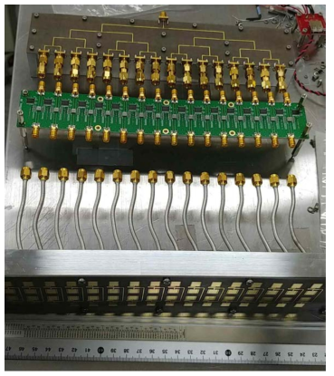 제작된 16x4 패치 배열안테나와 16개의 6-bit digital phase shifter를 결합하는 모습