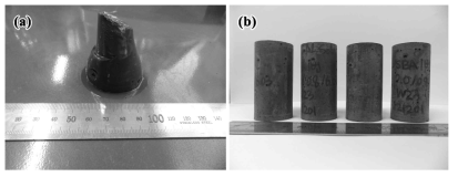 (a) 슬럼핑이 된 지오폴리머 페이스트와 (b) 지오폴리머 시료 37-2의 4개 공시체.