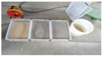 좌로부터 Bucket scale 실험에 사용한 모래, 비산재, 알칼리 용액.