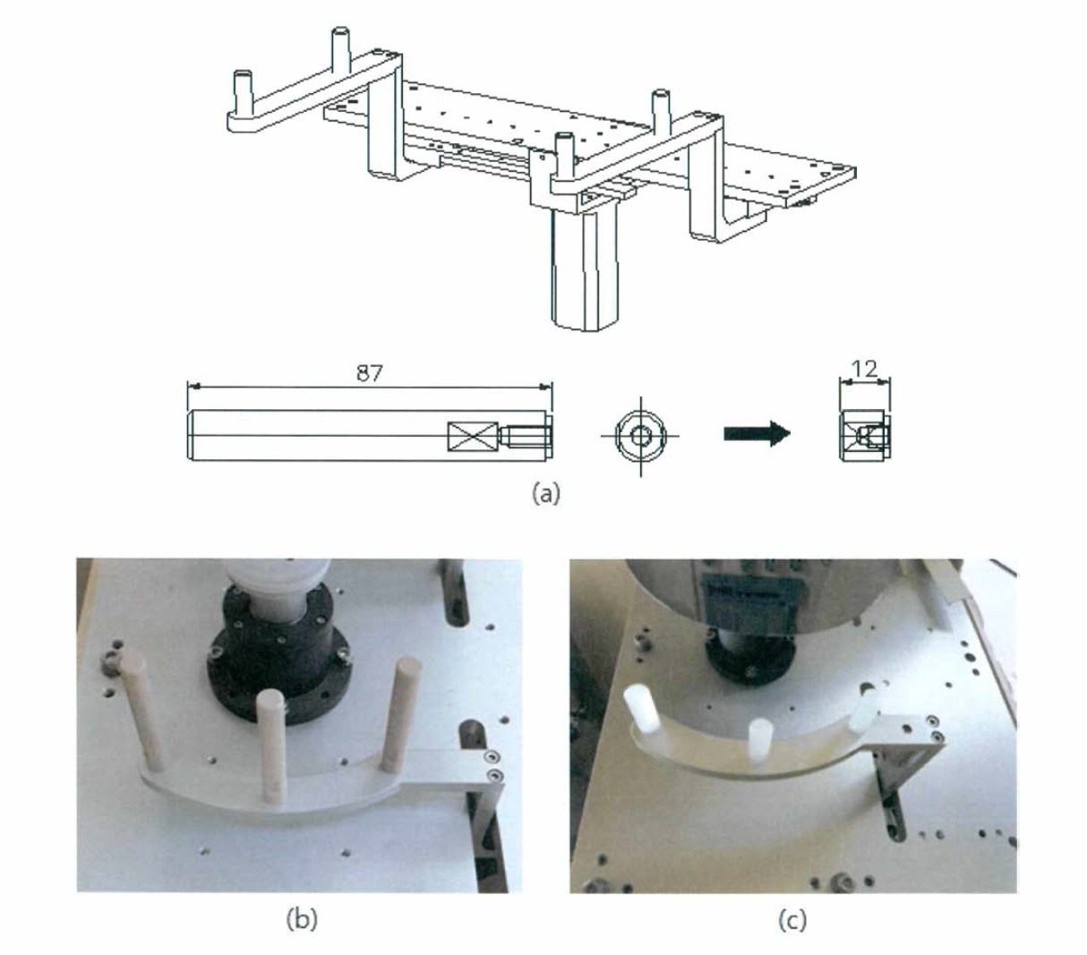 (a) XY축 정 렬용 암의 도면，(b) 1차 제작한 정렬용 암(long-type rod), (c) 2차 제작한 정렬용 암(short-type rod)