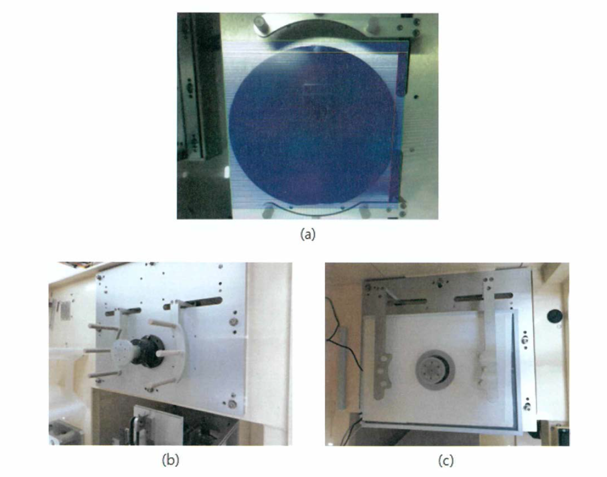 (a) Base plate의 가공면에 의해 발생한 플랫존 인식 오류，(b) 1차 제작된 base plate, (b ) 2차로 수정 가공된 base plate